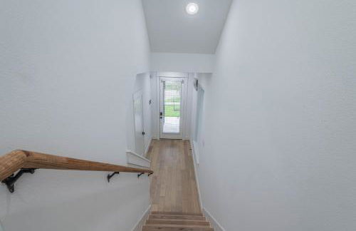 Cozy Duplex Mins to DT/ MCTR, free wi-fi/ Parking - Photo 4