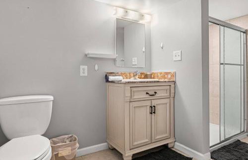 Charming 4BR Retreat in Arlington Sleeps 12 NearDC - Foto 28