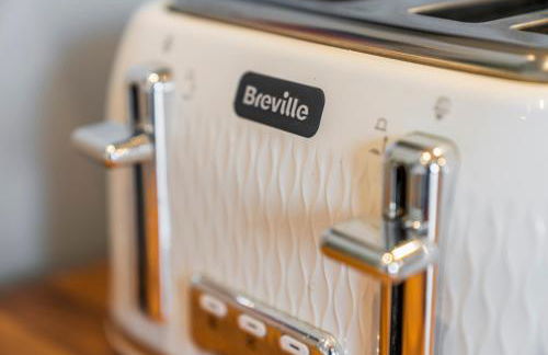 Modern 5 Bedroom Townhouse with Free Parking - Foto 16