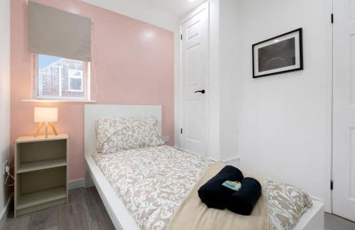 3Bed House-Free Parking - Foto 9