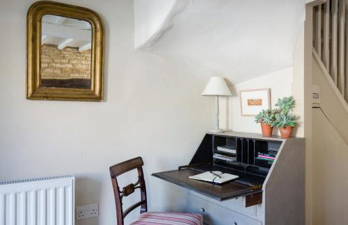 Gleneda Cottage - a renovated, traditional Cotswold cottage full of charm with fireplace and garden - Photo 13