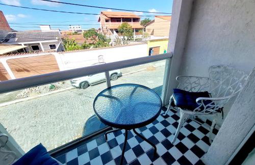 Kitnet Aconchegante com Varanda e Cozinha - Foto 1