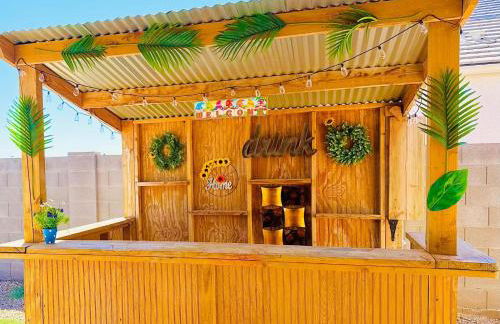 Tropical Desert Oasis Phoenix 5BR 3Bath with Outdoor Tiki Bar & BBQ - Photo 31