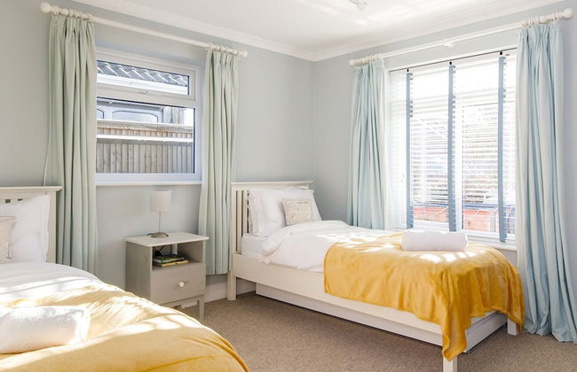 4BR Beach House Sleeps 10 - 5 Mins Walk to the Sea - Foto 18