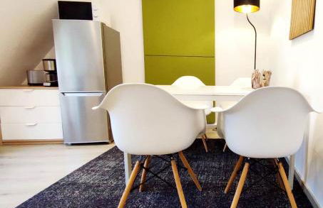 Flair Apartments 'FACHWERK & FLAIR' - Altstadt-Apartment 78 qm für Urlaub oder Geschäftsreise, Innenstadtlage, ruhig, modern, 900 m Bahnhof, 24 Std Check-in, WLAN, Streaming, Küche, Regendusche, 2 x Doppelbett, direkt am neuen Markt in der Altstadt - Foto 4