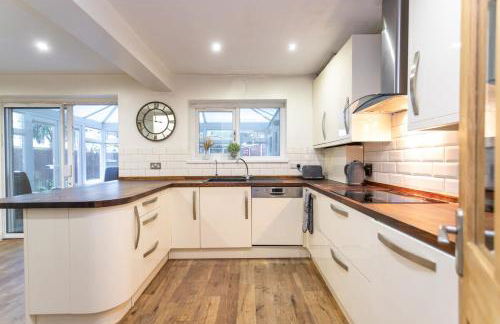 Elegant 5-Bed Home, Families & Friends, Sleeps 6, Parking, Free Wi-Fi - Foto 29