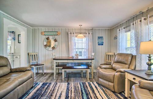 Walk to Swifts Beach! Classic Cottage with Deck - Foto 7