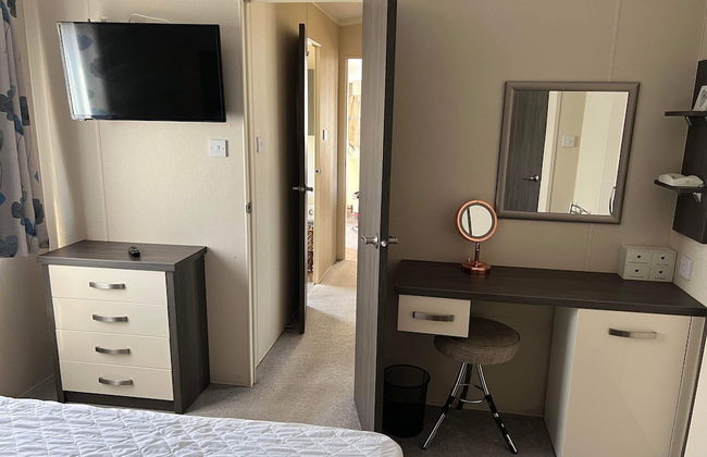 Inviting Luxury 2-bedroom Caravan in Hunstanton - Photo 2