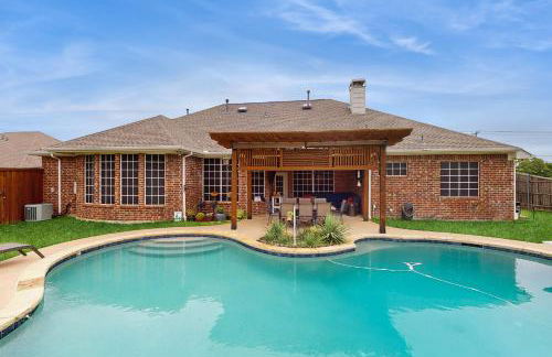 Pool and Outdoor Bar! Spacious Getaway in Sachse - Foto 4