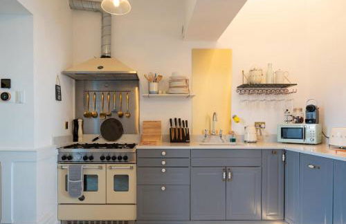 Signature Beachfront Home, Panoramic Sea Views & Marble Fireplace - Foto 25