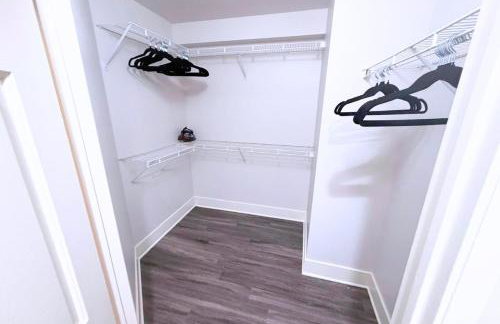 Stylish 2 Bed 2.5 Bath Condo Near Beverly Hills. - Photo 22