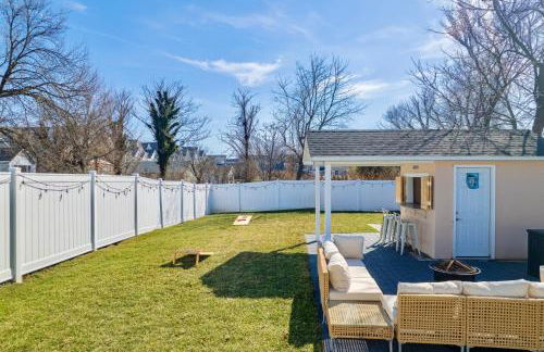 3BR Beach House | Fire Pit & Bar | Steps to Beach - Foto 49