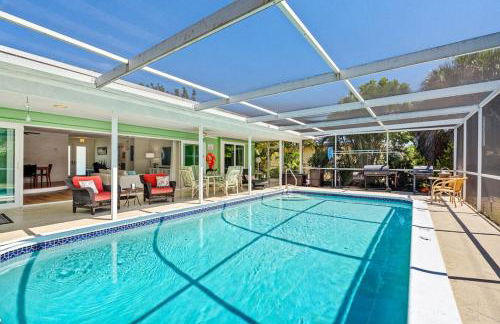 Walk to Beach Indoor-Outdoor Living w Pool - Photo 10