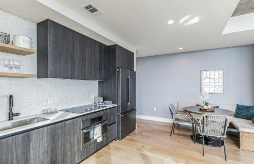 High Rise Luxury Condo With Lake & City Views - Foto 22