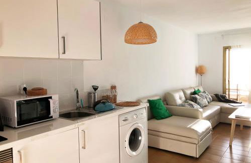 New Stunning Seaview Apartment with lovely balcony - Photo 5