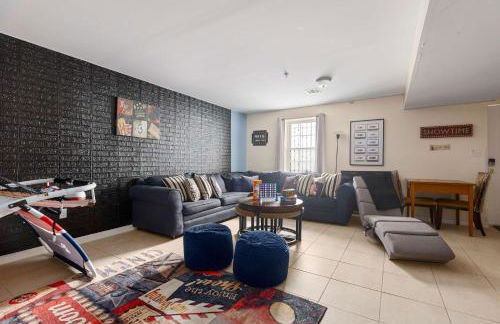 Newark Gem Ruby 3BR, 3BA - Sleeps 14 - Walk to Prudential Center and Newark Penn Station, Near EWR and American Dream Mall, includes Parking - WiFi - Laundry - Backyard - Gym - Foto 22