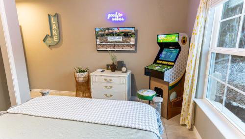 Neon Vibes Outdoor TV Hot Tub Arcade Room - Foto 2
