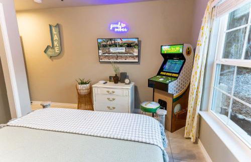 Neon Vibes Outdoor TV Hot Tub Arcade Room - Foto 2