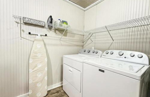 King Bed! Soaking tub! Fenced Yard w Screen Patio - Foto 45