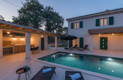 Villa Macan with Private Pool, Sauna & Garden - Photo 41