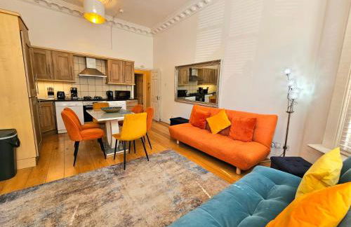 Lovely Ground Floor Home with High Ceiling and a Private Garden with Deck by Earl's Court Station - Photo 8