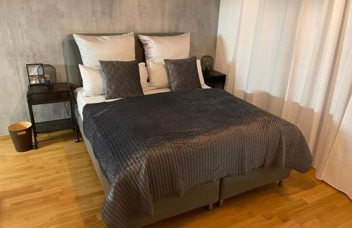 Studio Stevie Nicks I Workplace I 24in Screen I Kitchen I PS4 - Foto 3