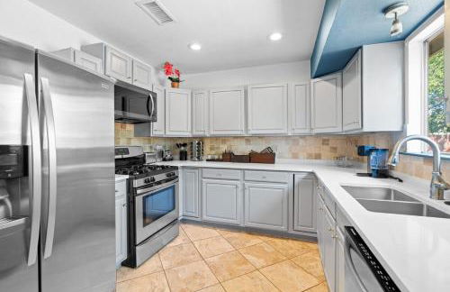 Spacious 4BR w Fenced Yard - Foto 25