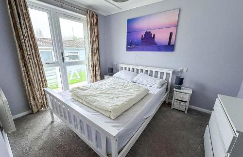 Cosy Chalet On A Beautiful Holiday Park In Lowestoft Ref 12080B - Foto 13