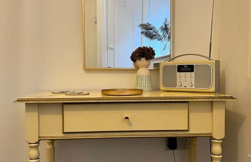 Old Betting Shop for 3 & Furry Friend - Photo 42