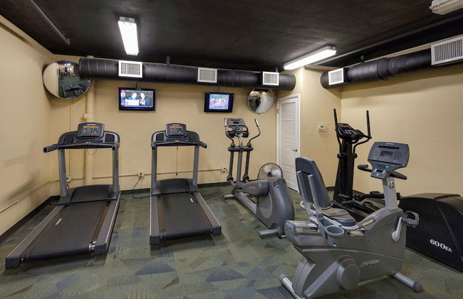 Spacious 2BR Condo w/ Partial Gulf Views, Pool, Across the Street From Beach! - Foto 41