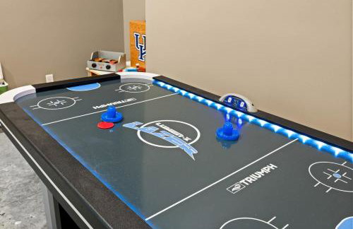 NEW Spacious Clarkson Getaway w Games & Yard - Foto 34