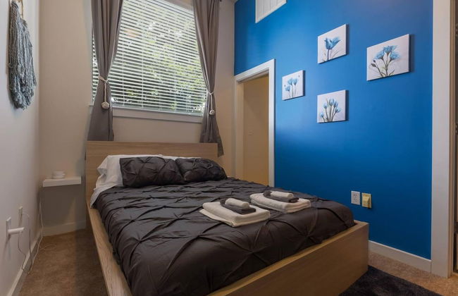 Vibrant 2-Story Apartment with Apple TV - Foto 33