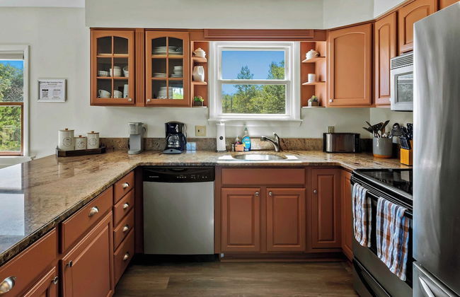 Lake It Right by Avantstay Lakefront w/ Dock, Hot Tub, Fire Pit & Game Room - Photo 14