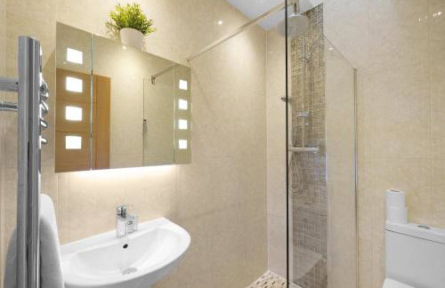 Modern Comfort 2-Bedroom, 2-Bathroom House - Photo 23