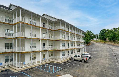 Lakefront Osage Beach Condo: Dock Your Boat Here! - Foto 26
