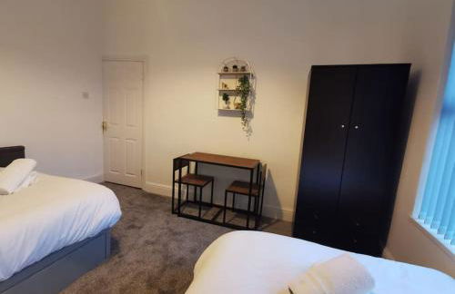 Spacious & comfy 4 bed house, 6 Beds, Free Private Parking & Wifi - Foto 21