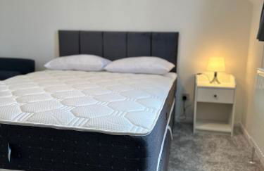 Dartford Luxurious House with Parking - Netflix - Wi-Fi - Photo 3