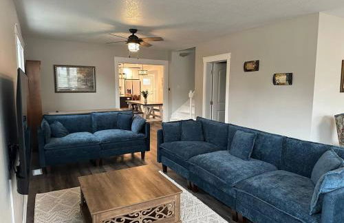 Luxury Downtown Cedar Falls Retreat - Pool Table - Outdoor Dining - Sleeps 12 - Foto 7