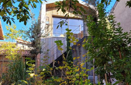 Maison colorée dans un jardin - Foto 1