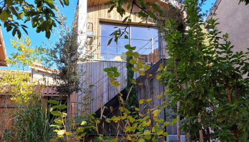 Maison colorée dans un jardin - Foto 1