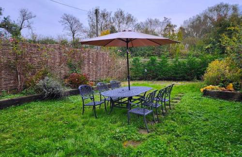 Swan Cottage 2-Bedroom-Netflix-Parking-Nature-Canal - Photo 11