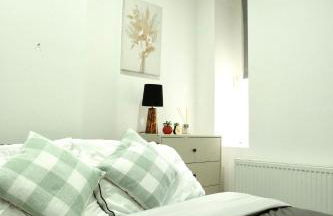 Amanah Properties - Stylish Retreat for Friends & Families Zone 1 Sleeps 5 - Foto 18