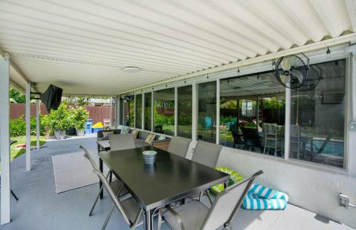 Eagle's Way with Firepit Heated Pool and Sunroom Near BEACH - Foto 65