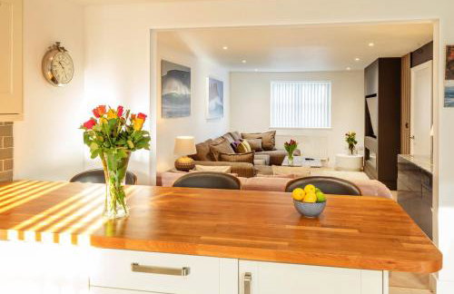 Luxe Detached 3 Bed Luxe House on Exclusive Private Estate Close to Coast Free Hot Tub Sleeps 6 Private Parking for 2 Cars - Photo 8