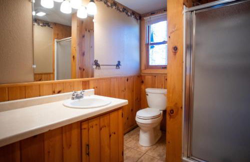 Cozy 3 Bedroom House - Prime Location - Birch Lake - Parking - CB06 - Foto 12