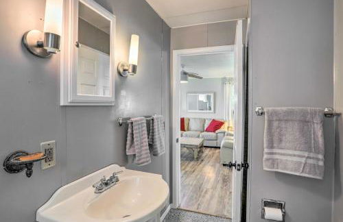 Lakefront Cottage with Fishing and Private Yard! - Foto 15