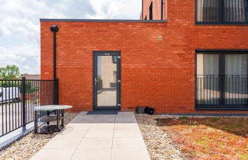 Modern 1-Bed Apartment with Parking near Heathrow - Photo 21