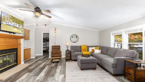 Lakefront Home with Dock Firepit & Private Deck - Foto 4