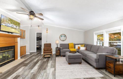 Lakefront Home with Dock Firepit & Private Deck - Foto 4