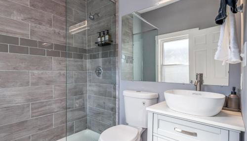 Walnut Hills, 5min to UC, Sleeps 7ppl, Lux Beds, Smart TVs - Foto 3, towels, Shower